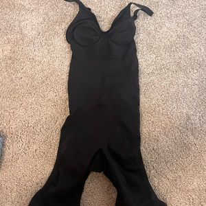 Like new skims black full body suit L/XL